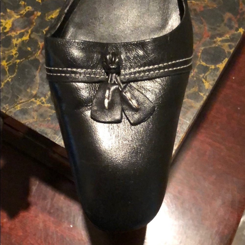 BLACK LEATHER TASSLE SLIP ON HEALS